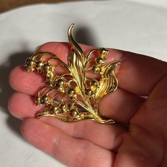 Vintage Avon Lily of the Valley gold tone brooch - Picture 3 of 4
